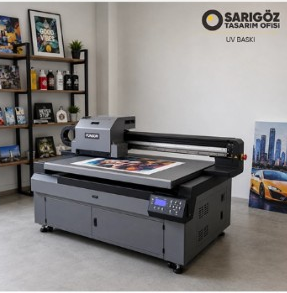 Atölyede çalışan UV baskı makinesi
