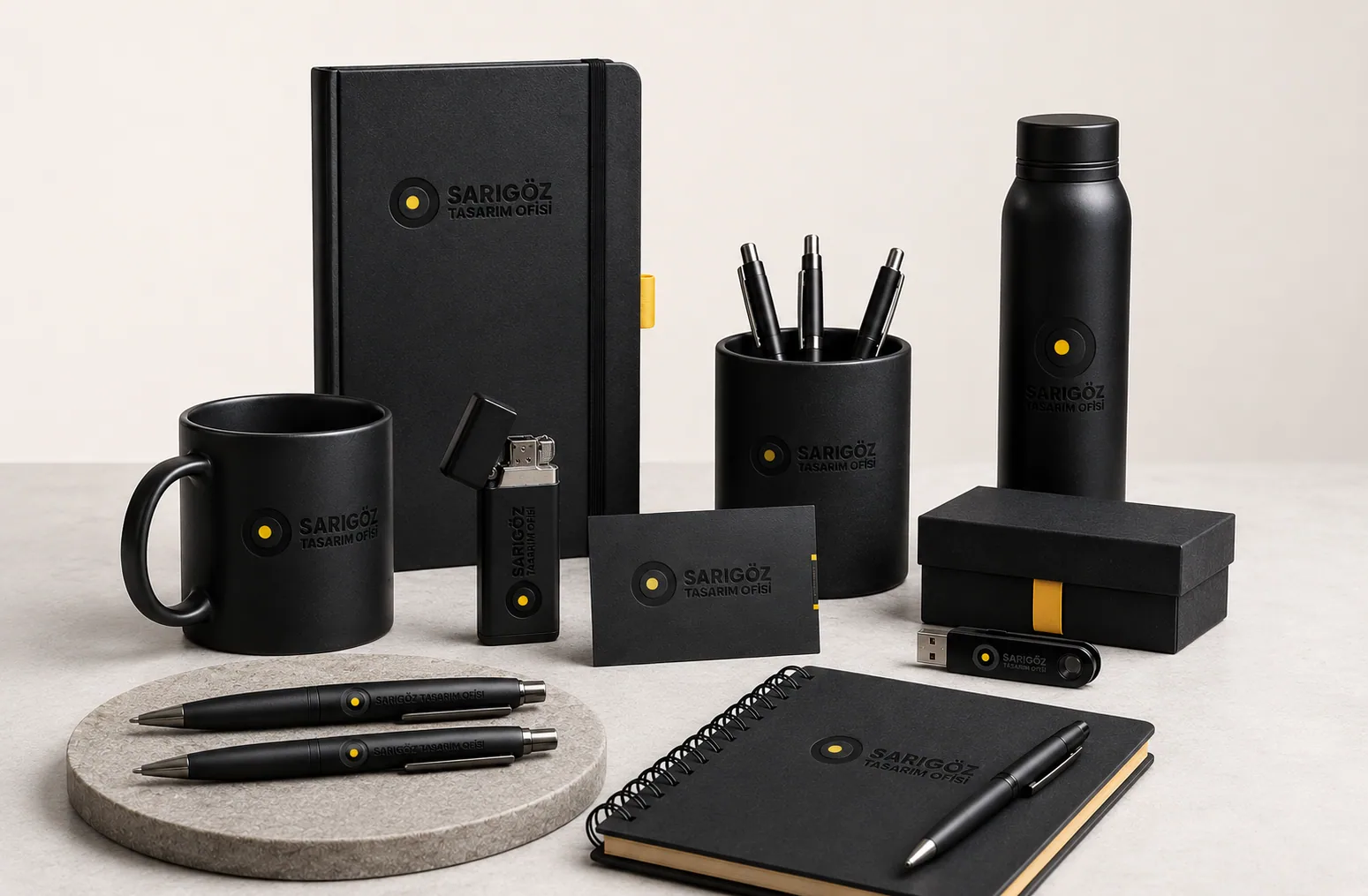 Logolu siyah defter, kupa, kalem ve termos gibi promosyon ürünleri