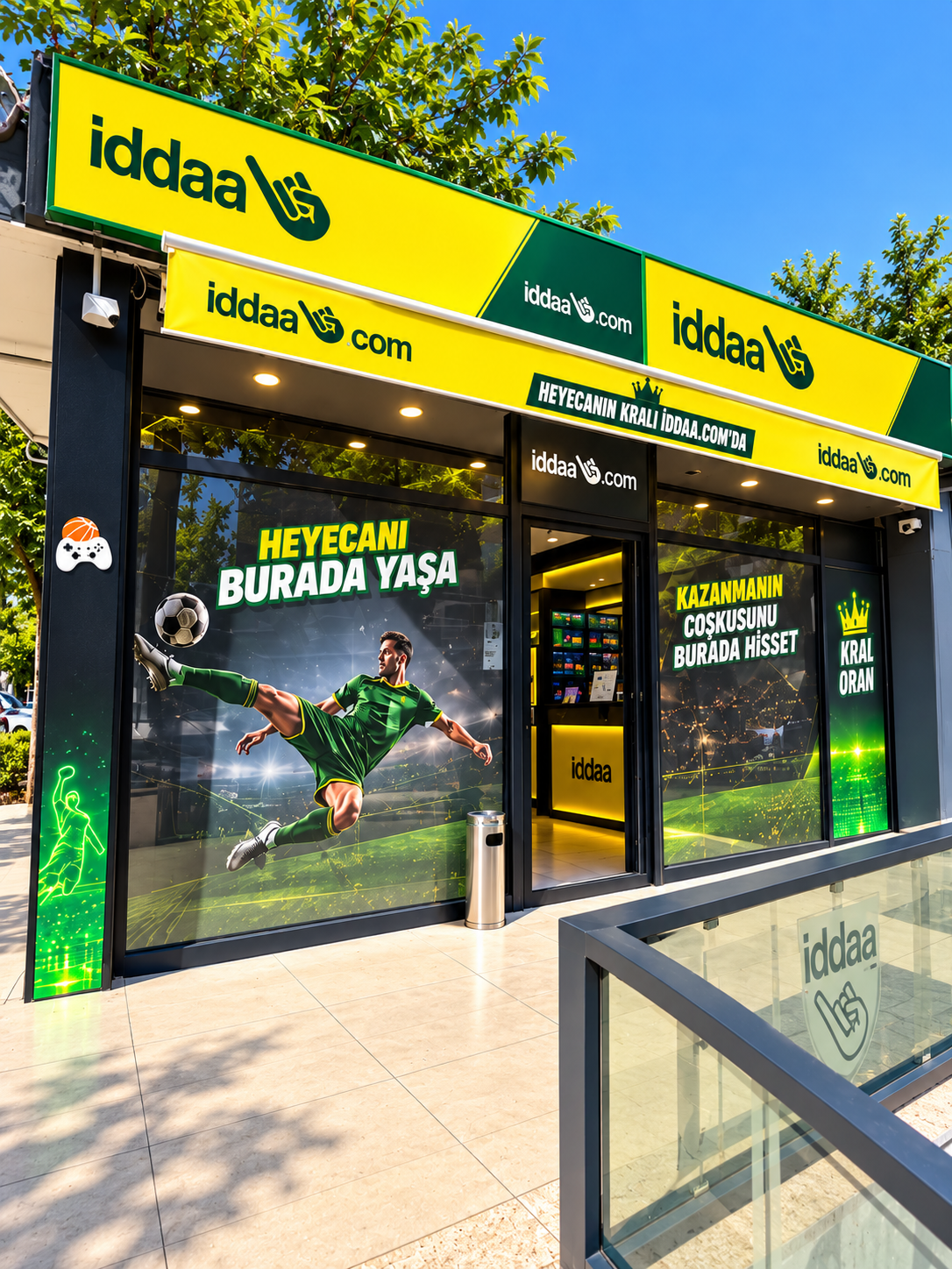 Sarıgöz ekibi stüdyoda marka çalışması üzerinde birlikte çalışıyor